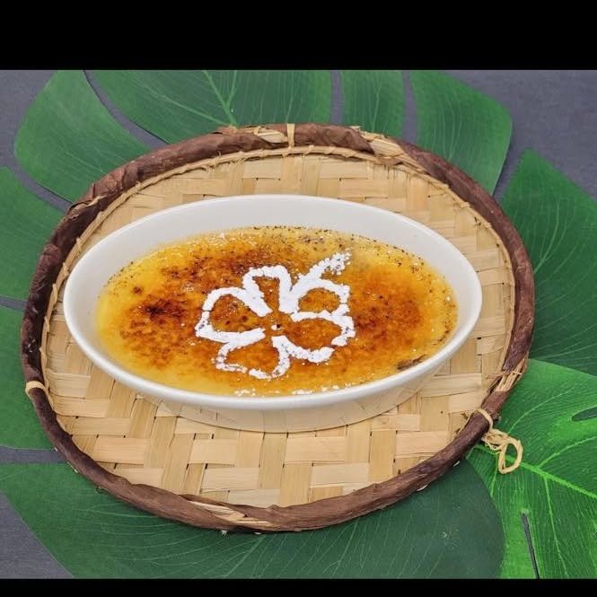 Crème brûlée décorée d'un hibiscus dessiné dans le sucre