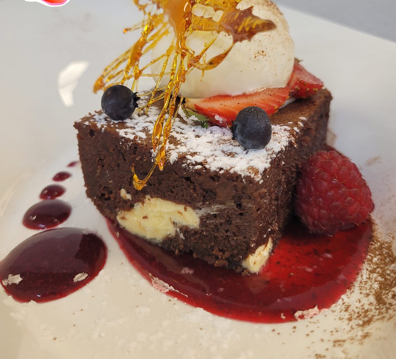 Le fondant au chocolat, sa glace vanille et son travail de sucre caramélisé