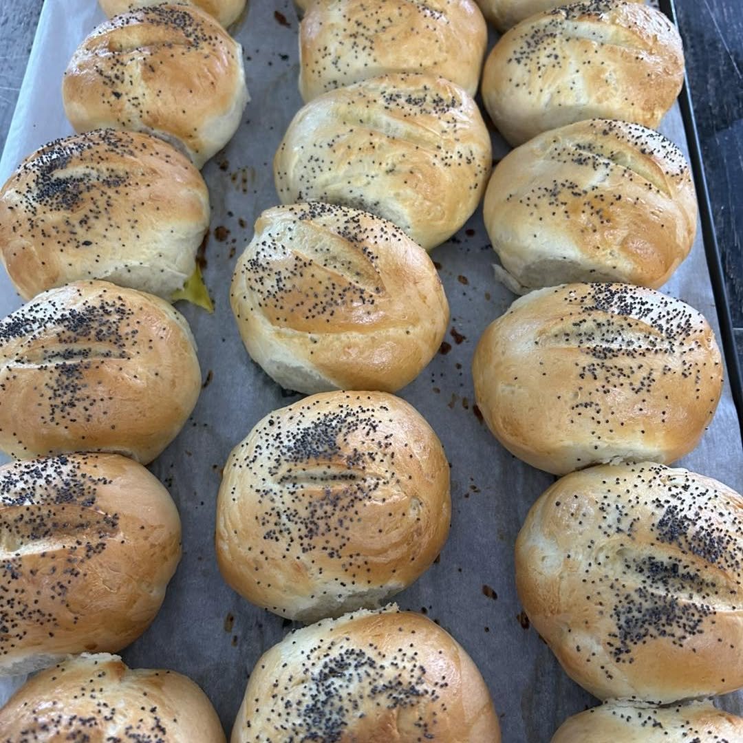 Les petits pains faits maison, sortis du four pour le service du soir