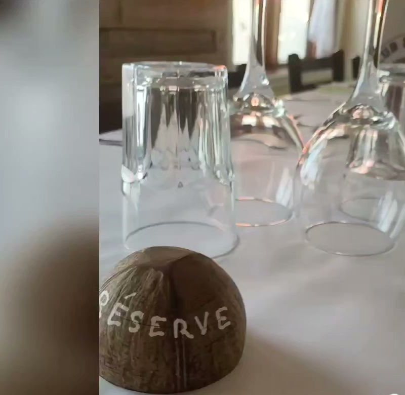 Un couvert dressé, nappe blanche et galet gravé Réservé